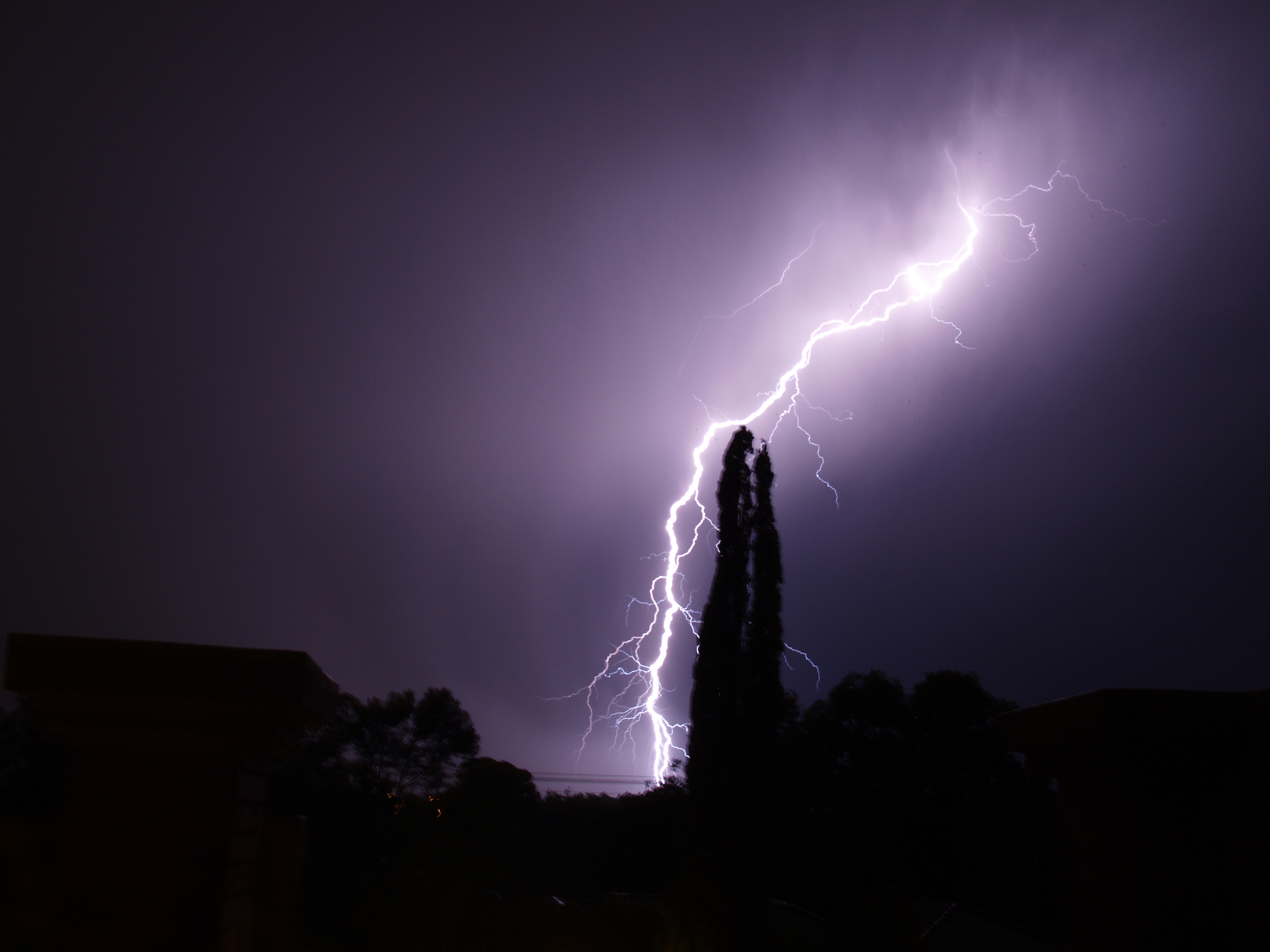 Jamás desesperes, aún estando en las más sombrías aflicciones, pues de las nubes negras cae agua limpia y fecundante